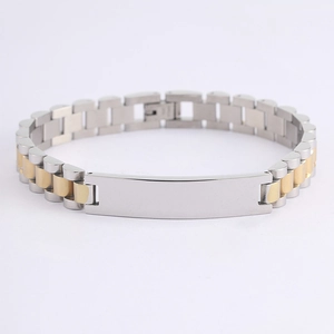 Vista macro de pulsera bicolor de acero inoxidable con placa de identificación personalizable
