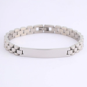 Vista macro de pulsera ID de acero inoxidable plateado con eslabones estilo correa de reloj