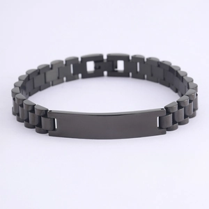 Primer plano de pulsera de acero inoxidable negro mate estilo reloj con placa central