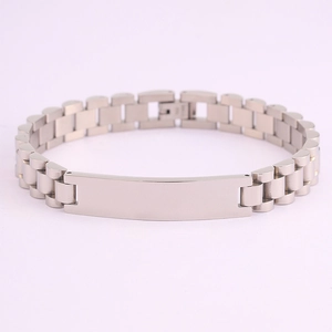Pulsera de eslabones de acero inoxidable plateado con una placa metálica rectangular plana