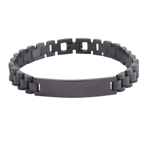 Pulsera estilo correa de reloj en acero inoxidable negro pulido con barra ID en fondo blanco