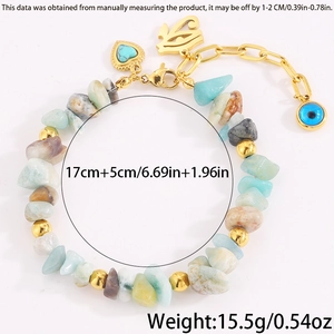 Detailansicht eines Steinperlenarmbands mit Evil Eye Anhängern und goldener Verlängerung