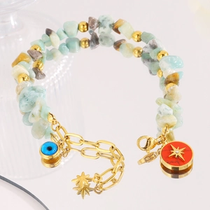 Detailansicht Naturstein-Perlenarmband mit goldenen Sternen und Evil-Eye-Anhänger