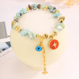 Makroaufnahme des Naturstein-Perlenarmbands mit Evil Eye und Stern-Herz-Anhängern