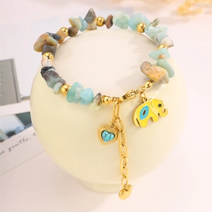 Detailansicht eines Naturstein-Perlenarmbands mit gelbem Elefanten- und Herzanhänger