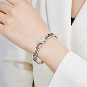 Silbernes Schmetterlings-Armband aus Titanstahl mit griechischem Mäandermuster-Design