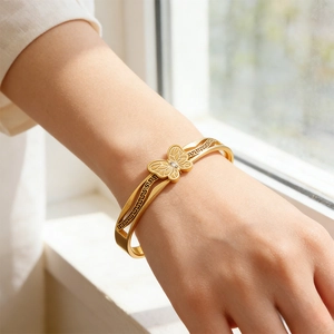 Makroaufnahme der goldenen Schmetterlingsspange mit Kristallen und Mäandermuster