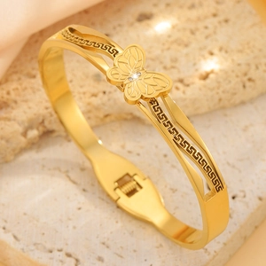 Goldener Schmetterlingsarmreif aus Edelstahl mit griechischem Muster und Texturflügeln