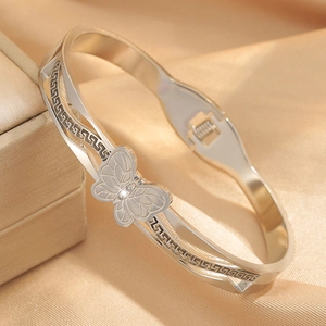 Details des silbernen Schmetterlingsarmbands mit Diamanten und griechischem Muster