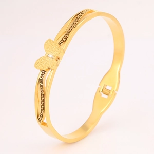 Details des goldenen Schmetterlingsarmbands mit griechischem Muster und Strass