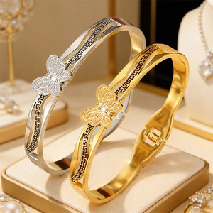 Elegante Schmetterlings-Armreifen aus Titanstahl mit Mäandermuster in Gold und Silber Optik