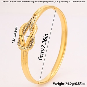 Detalle del brazalete de nudo en oro de 18k con medidas y detalles de cristales finos