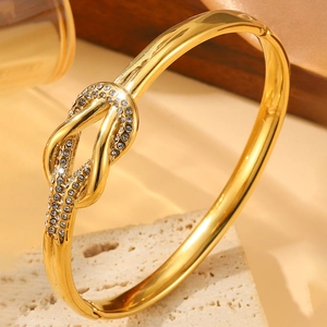 Brazalete de nudo bañado en oro de 18k con pavé de circonitas sobre piedra