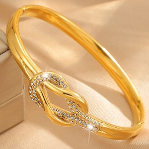 Brazalete con nudo de acero inoxidable chapado en oro de 18k con brillantes circonitas blancas