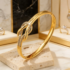 Brazalete de Lujo de Acero de Titanio con Nudo para Mujer Bañado en Oro de Dieciocho Quilates con Diamantes de Imitación Elegante Joyería