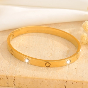 Gouden armband van titaniumstaal met klaverontwerp en sprankelende kristallen