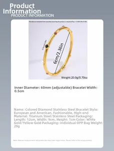 Detalle de la pulsera de acero inoxidable bañada en oro de 18k con diámetro de 60mm y piedras