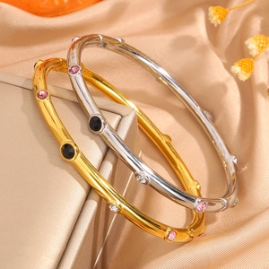 Λεπτομέρεια από επιχρυσωμένα βραχιόλια 18k με ένθετους πολύχρωμους πολύτιμους λίθους