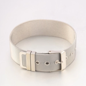 Dettaglio ravvicinato del bracciale milanese in acciaio inossidabile argento con fibbia