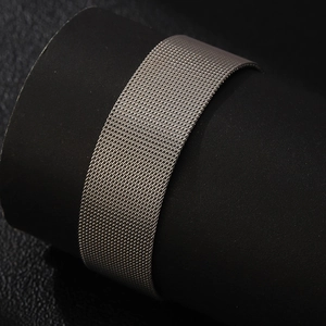 Vista macro della trama a maglia intrecciata di un bracciale in acciaio al titanio