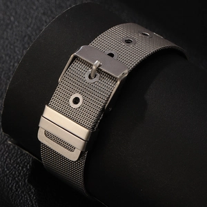 Dettaglio del bracciale regolabile in maglia d'acciaio inossidabile con fibbia ad ardiglione