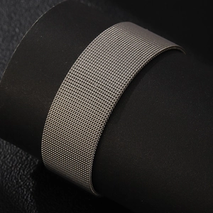 Dettaglio del bracciale a maglia in acciaio al titanio grigio scuro con trama milanese regolabile