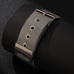 Dettaglio del bracciale in maglia d'acciaio argento con fibbia regolabile