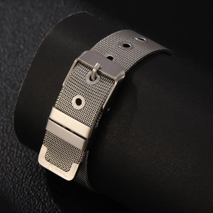 Dettaglio cinturino in maglia d'acciaio inox argento con fibbia e trama intrecciata