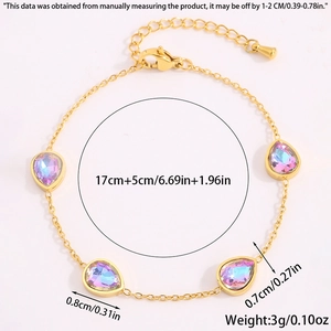 Détail du bracelet en acier titane doré avec des pierres précieuses irisées en forme de poire