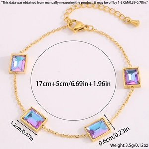 Vue détaillée du bracelet doré avec des pierres en cristal rectangulaires irisées