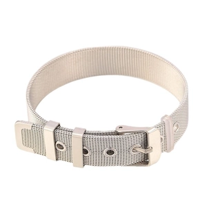 Bracciale in maglia di acciaio inossidabile argento con fibbia regolabile su sfondo bianco