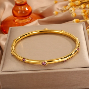 Primer plano detallado del brazalete de acero chapado en oro 18k con cristales púrpuras