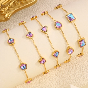 Ensemble de bracelets en acier titane doré avec des fleurs et cœurs en cristal irisé