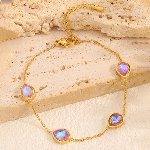 Bracelet élégant en acier titane doré avec des cristaux irisés en forme de poire