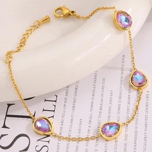 Détail d'un bracelet doré avec pierres colorées en goutte et fermoir mousqueton réglable