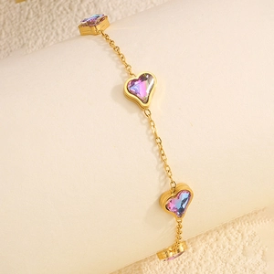 Vue détaillée du bracelet en chaîne dorée avec des breloques cœur en cristal irisé