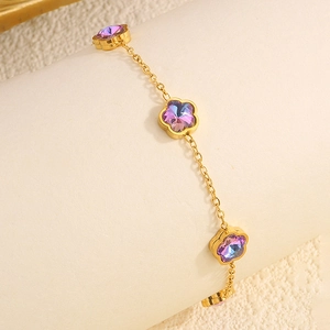 Vue détaillée d'un bracelet doré avec fleurs en cristal violet et chaîne fine élégante