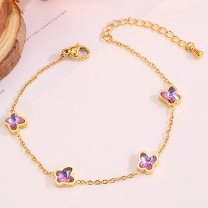 Détail du bracelet papillon doré avec breloques en cristal violet et fermoir