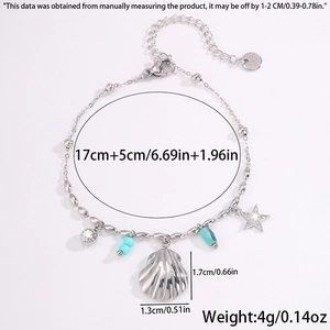 Vue détaillée du bracelet en acier inoxydable argenté avec pendentif coquillage et perles