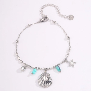 Vue détaillée du bracelet à breloques en acier argenté avec pendentifs coquillage et étoile