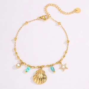 Détail du bracelet doré avec pendentifs coquillage, étoile et perles bleues