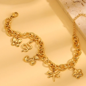 Detailaufnahme des goldenen Gliederarmbands mit Schmetterlings-, Schlangen- und Blumenanhängern