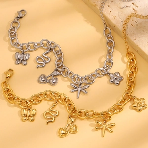Detail von gold- und silbernen Gliederketten mit Schmetterlings- und Blumenanhängern