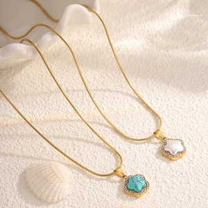 Collier fleur doré élégant avec pendentifs turquoise et perles sur chaîne serpent
