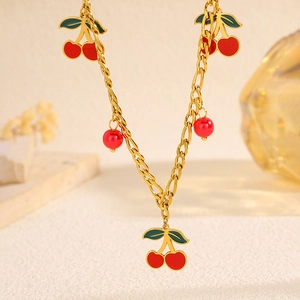 Collana con ciliegie placcata oro 18k con ciondoli in smalto rosso e perline su pietra