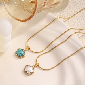Colliers fleurs dorés élégants avec turquoise, œil de chat et accents de cristal