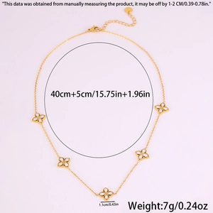 Détail du collier trèfle doré avec incrustation en nacre, chaîne de 40 cm et dimensions