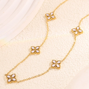 Collier en acier titane doré orné de cinq trèfles à quatre feuilles en nacre blanche