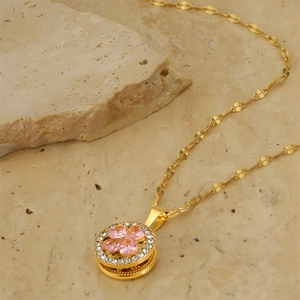Detail of a rotating clover pendant with pink heart crystals and sparkling pavé diamonds