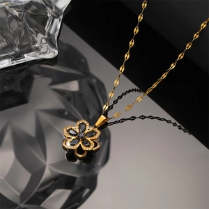 Detailansicht einer rotierenden fünfblättrigen Blumenkette mit Zirkon in 18K Vergoldung